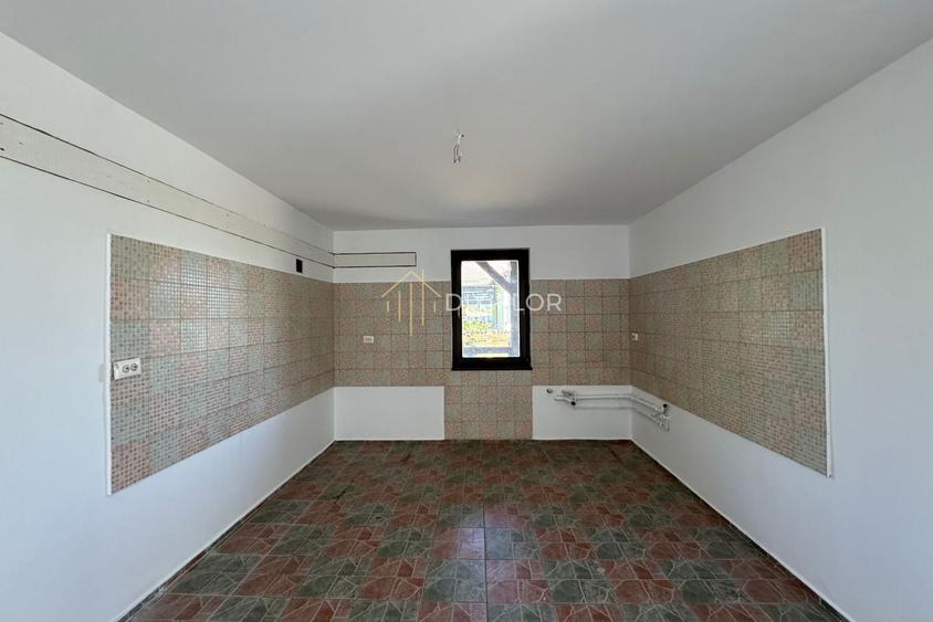 Casă individuală cu 4 camere cu Canalizare în Tofalău