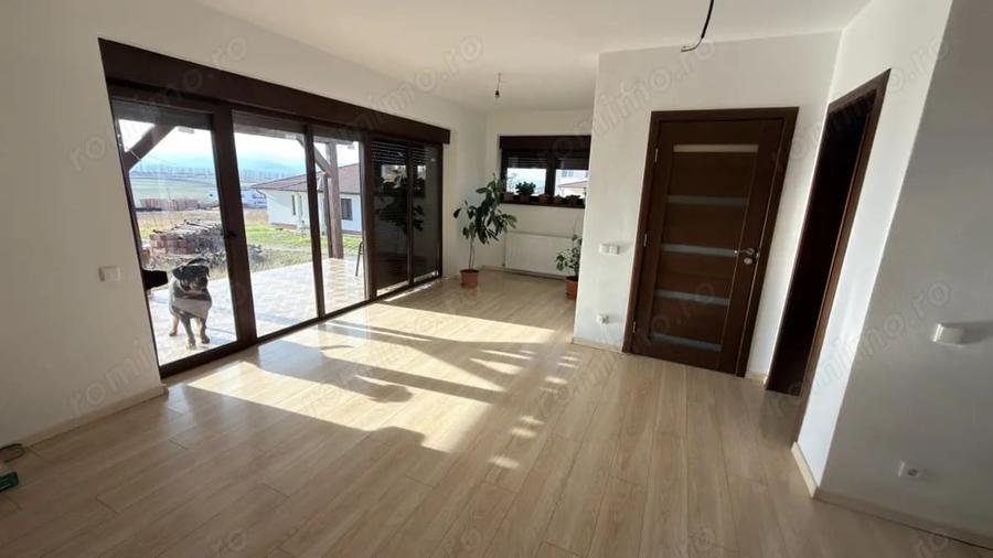Casă cu 5 camere cu Teren 372 Mp în Broscărie