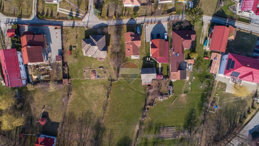 Casă individuală cu 6 camere cu Teren 1915 Mp în Bran
