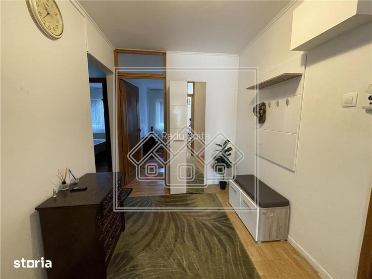 Apartament spatios cu 3 camere, Str. Scoala de Inot