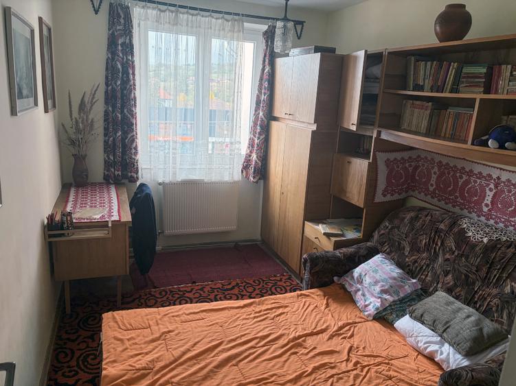 Apartament cu 3 camere semidecomandat în Central