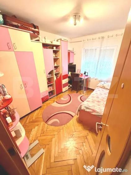 Apartament cu 4 camere decomandat în Sânmartin