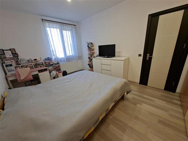 Apartament cu 3 camere nedecomandat, mobilat în Tractorul