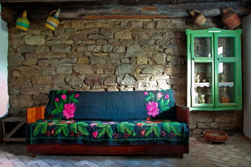 Casă cu 2 camere cu Teren 5032 Mp în Puini