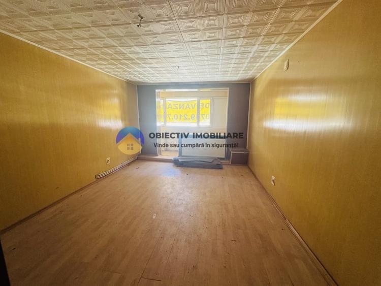 Apartament cu 4 camere semidecomandat în Mărăței