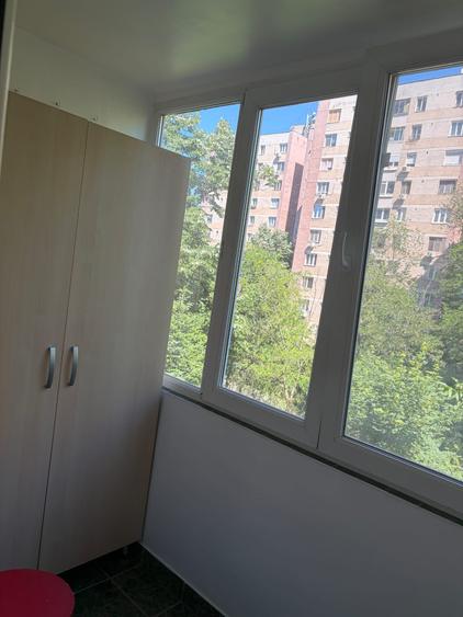 Apartament cu 3 camere semidecomandat, mobilat în Drumul Taberei