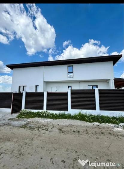 Casă cu 4 camere în Vidra