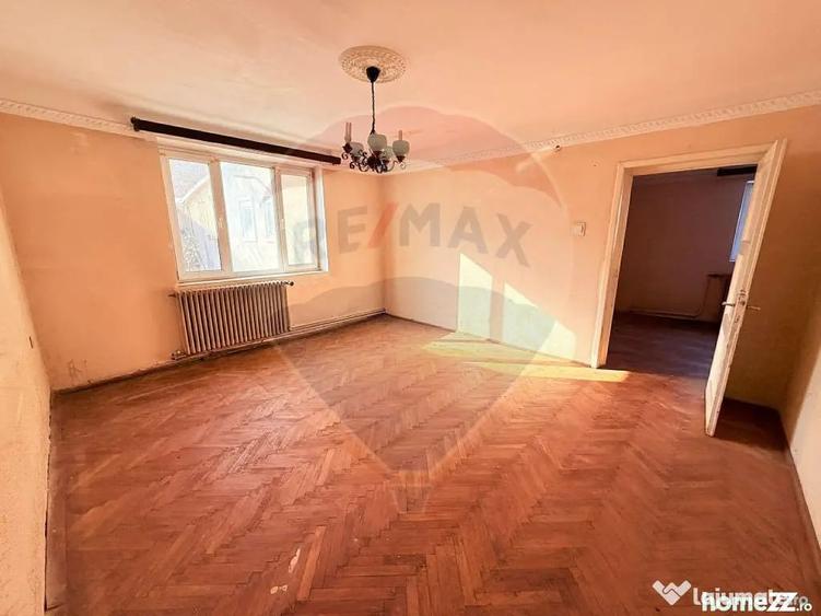 Casă cu 4 camere cu Teren 318 Mp în Gorjului