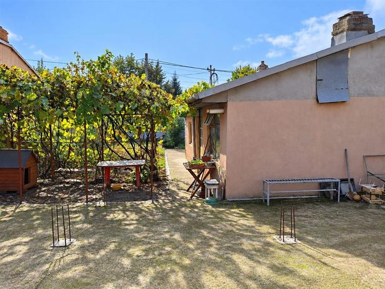 Casă individuală cu 3 camere cu Canalizare în Colentina