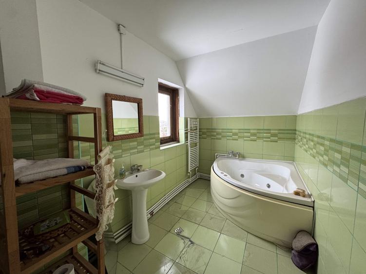 Casă individuală cu 8 camere cu Canalizare în Slătioara