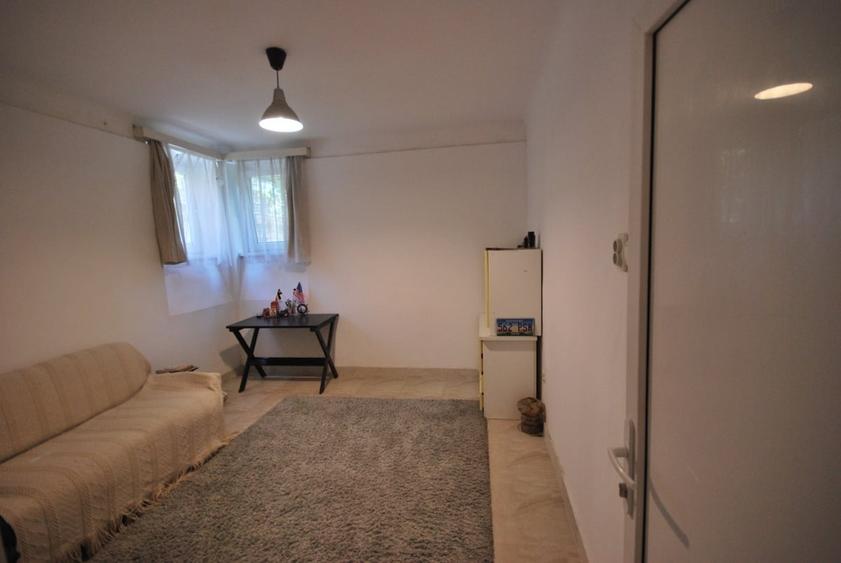 Apartament cu 3 camere decomandat în Mitropolie