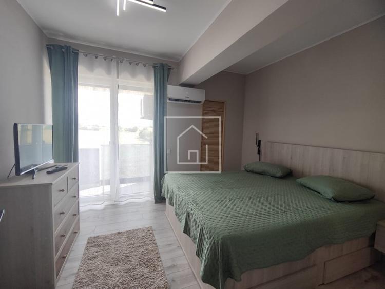 Apartament cu 3 camere semidecomandat, mobilat în Periferie
