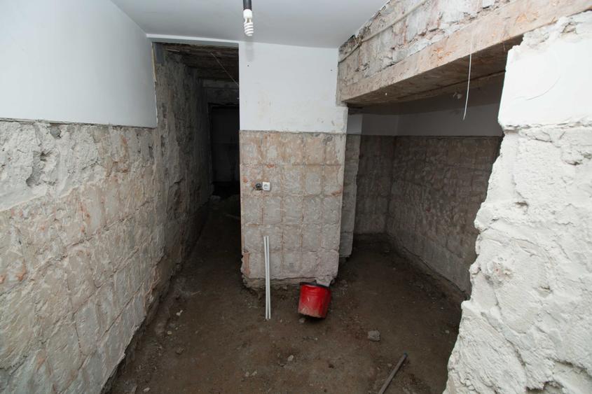 Casă cu 6 camere cu Canalizare în Central