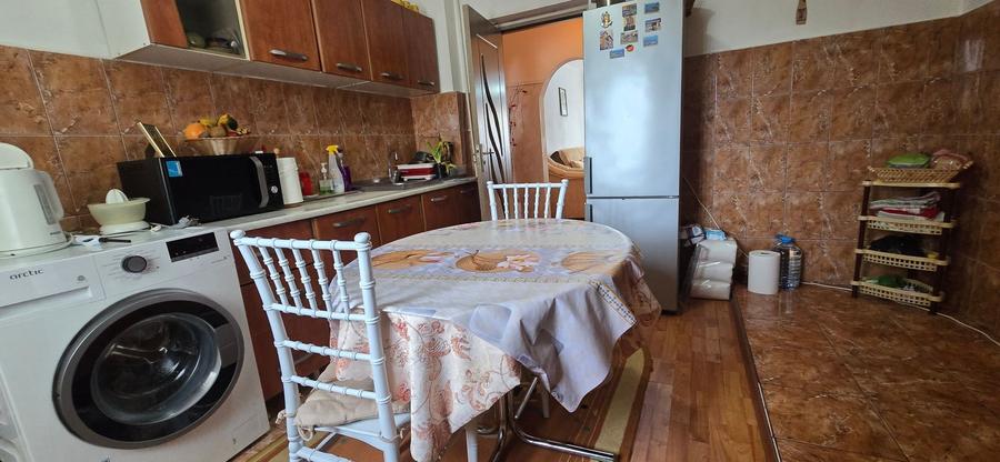 Apartament cu 3 camere decomandat în Micro 11