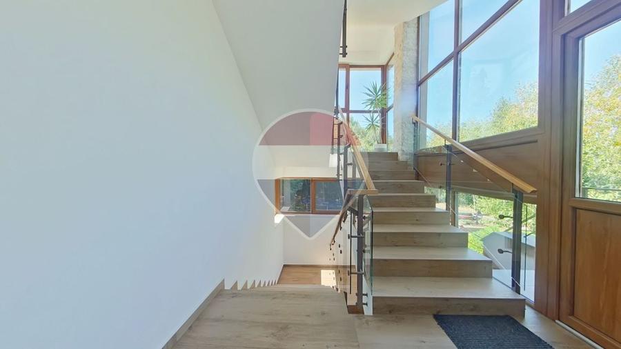 Apartament cu 3 camere semidecomandat, mobilat în Europa