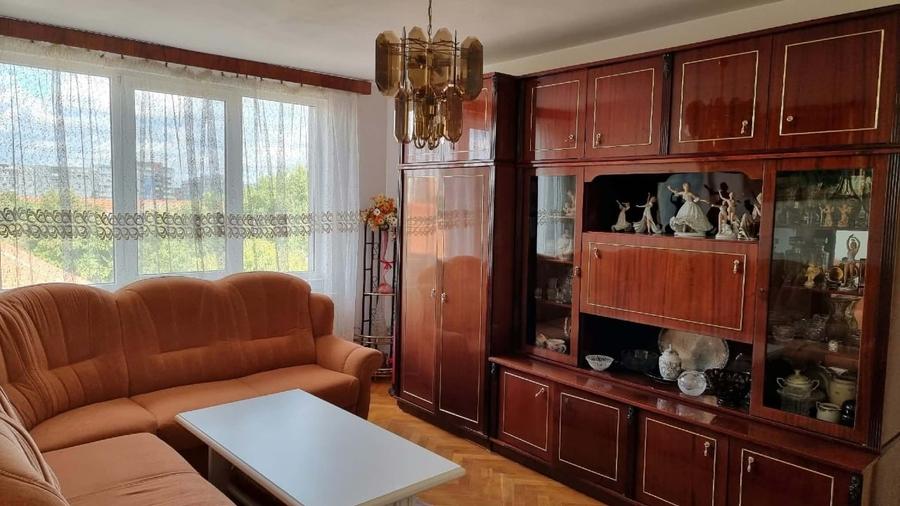 Apartament cu 3 camere semidecomandat, mobilat în Circumvalațiunii