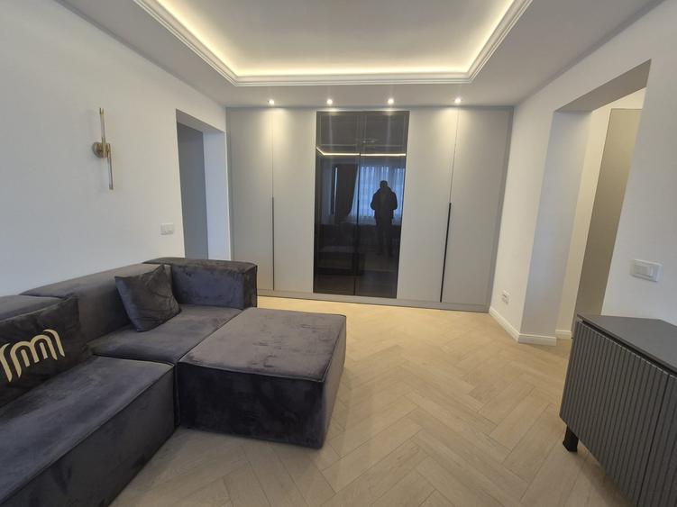 Apartament cu 3 camere semidecomandat în Central