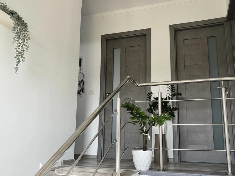 Casă cu 5 camere cu Teren 241 Mp în 1 Decembrie