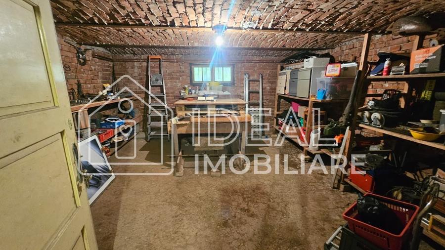 Casă individuală cu 6 camere cu Canalizare în Central