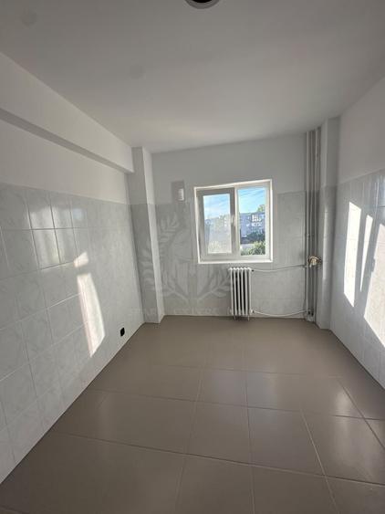 Apartament cu 4 camere decomandat în Enachiță Văcărescu