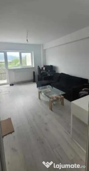Apartament cu 3 camere decomandat în Tractorul