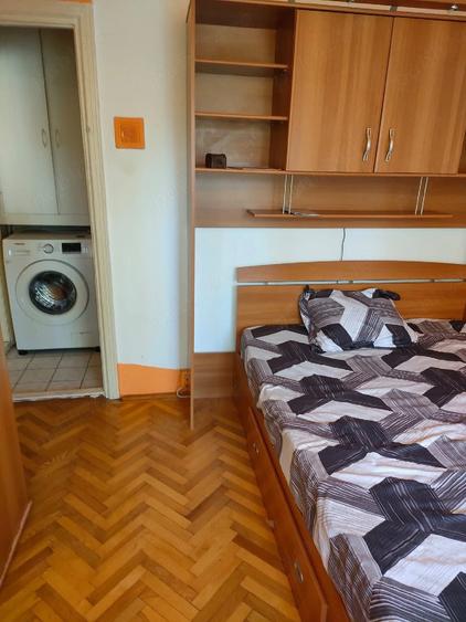 Apartament cu 3 camere semidecomandat în Craiovița Nouă