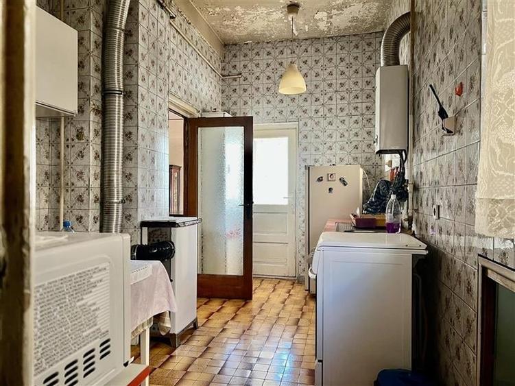 Casă individuală cu 10 camere cu Garaj în Primăverii