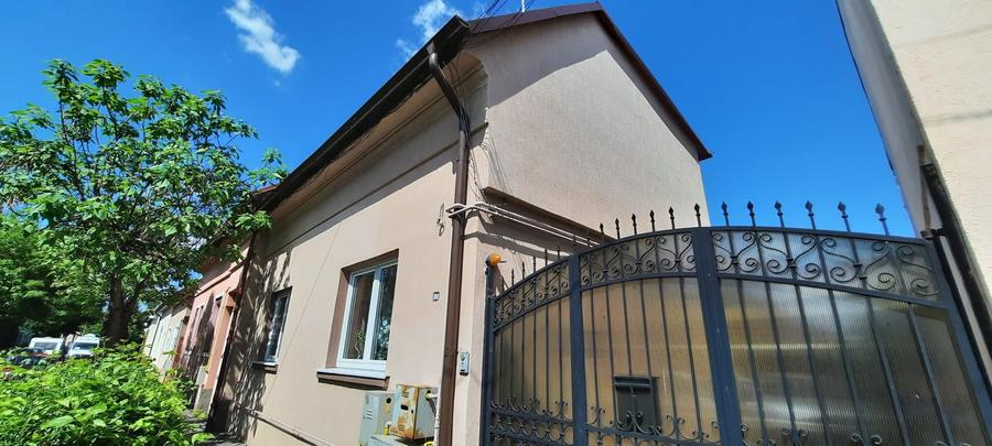 Casă individuală cu 7 camere cu Canalizare în Central