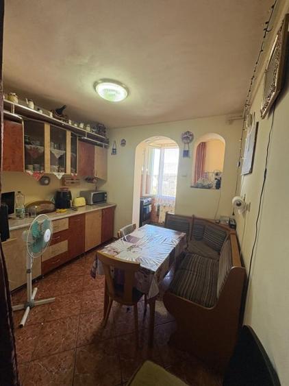 Apartament cu 3 camere decomandat, mobilat în Hotvon