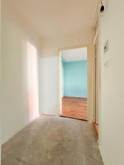 Apartament cu 3 camere semidecomandat în Aradului