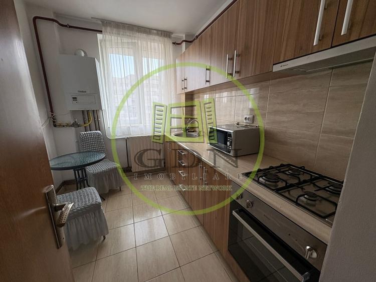 Apartament cu 3 camere decomandat, mobilat în Calea București