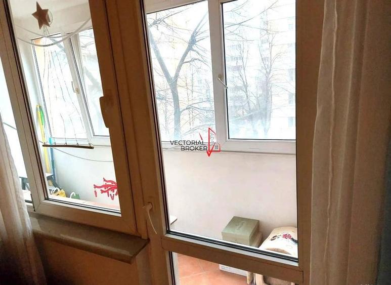 Apartament cu 3 camere semidecomandat în Colentina