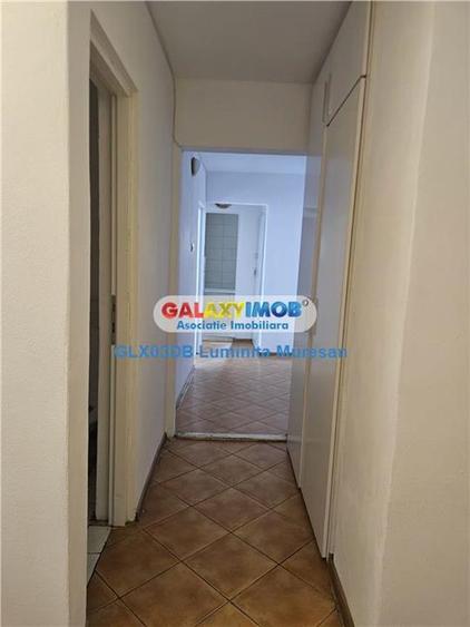 Apartament cu 3 camere decomandat, mobilat în Micro 12