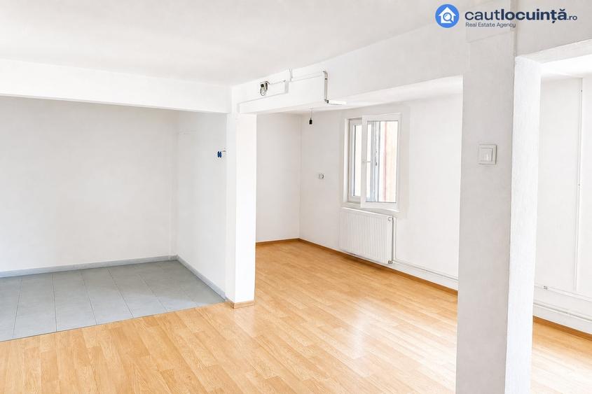 Casă individuală cu 8 camere cu Canalizare în Fundeni