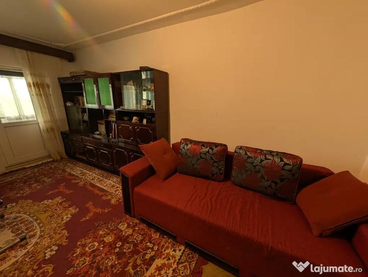 Apartament cu 3 camere decomandat în Est