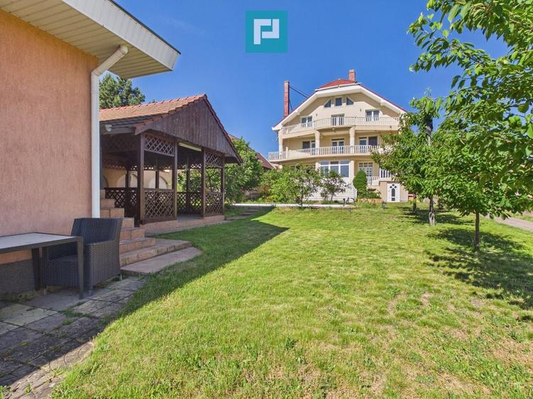 Casă individuală cu 13 camere cu Teren 3405 Mp în Sânmartin
