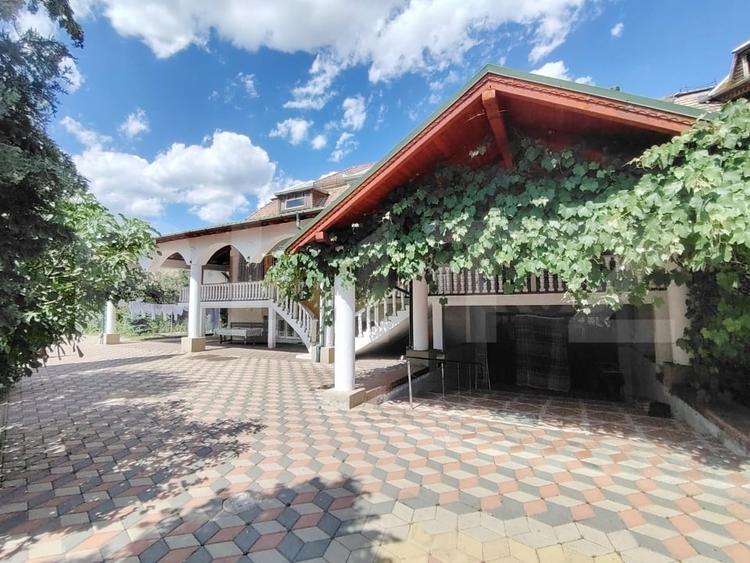 Casă individuală cu 8 camere cu Canalizare în Unirii