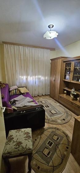 Apartament cu 3 camere decomandat, mobilat în Rovine