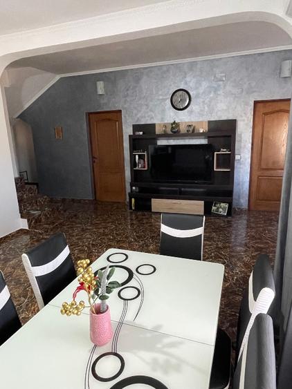 Casă individuală cu 8 camere cu Teren 3000 Mp în Firiteaz