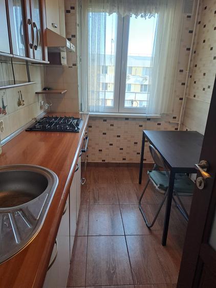Apartament cu 3 camere semidecomandat în Obor