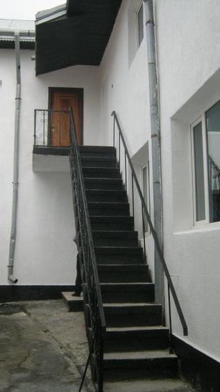 Casă individuală cu 10 camere cu Teren 500 Mp în Central