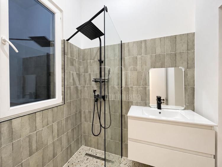 Apartament cu 3 camere semidecomandat, mobilat în Central