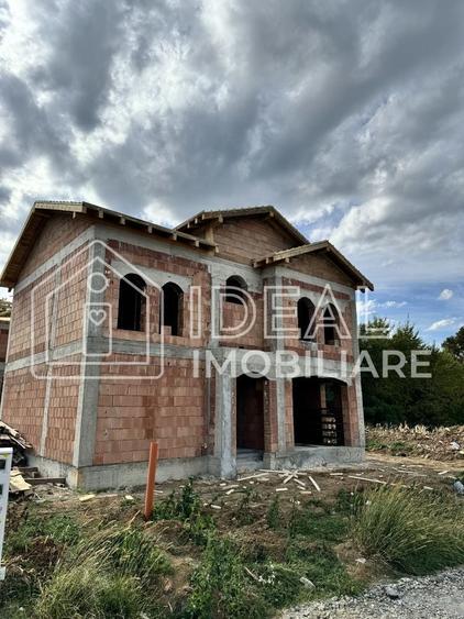 Casă individuală cu 4 camere cu Canalizare în Periferie