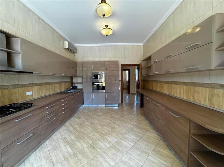 Casă individuală cu 12 camere cu Teren 1000 Mp în Pipera