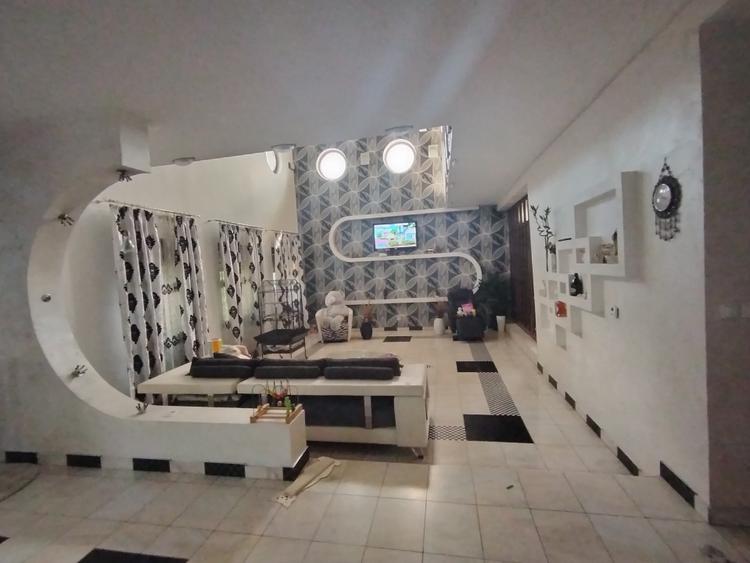 Casă individuală cu 7 camere cu Teren 527 Mp în Preajba