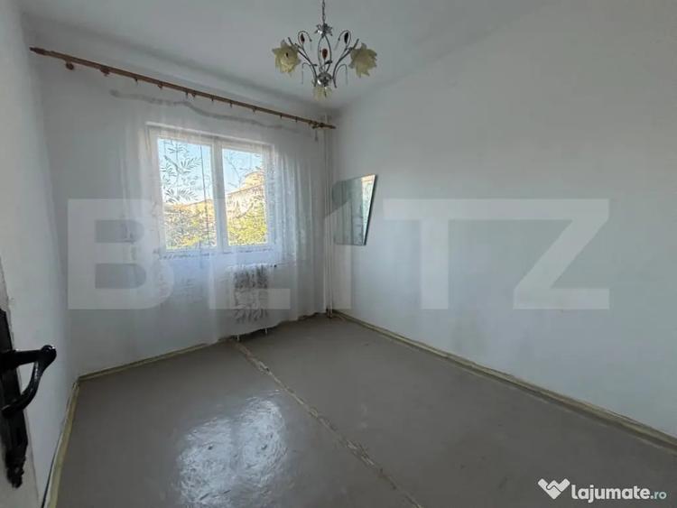 Apartament cu 3 camere semidecomandat în Rogerius