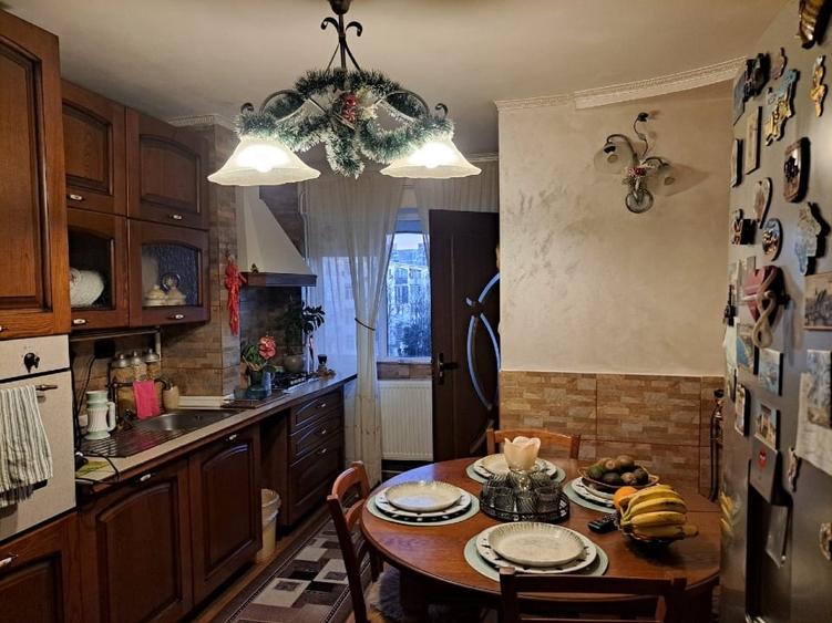 Apartament cu 3 camere semidecomandat în Craiovița Nouă