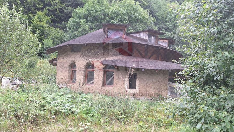 Casă individuală cu 6 camere cu Canalizare în Brăduleț