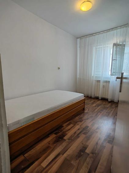 Apartament cu 3 camere decomandat în Moara