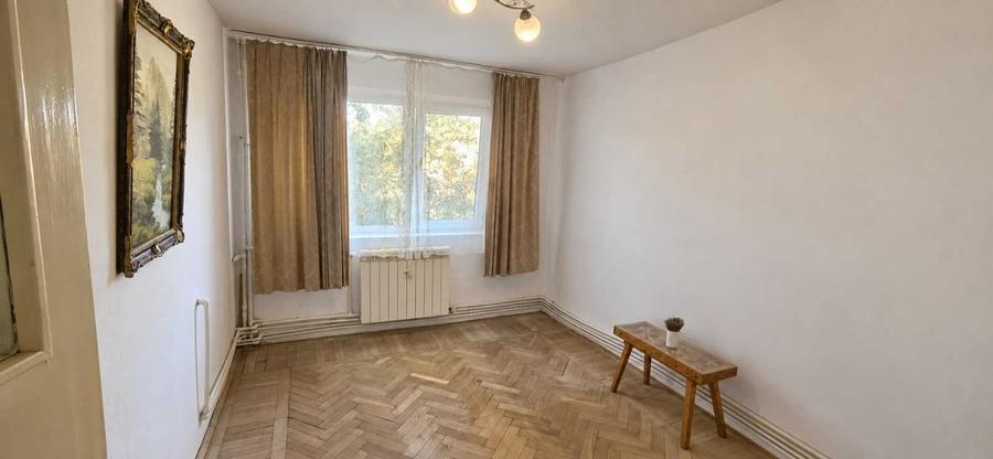 Apartament cu 3 camere semidecomandat în Smârdan
